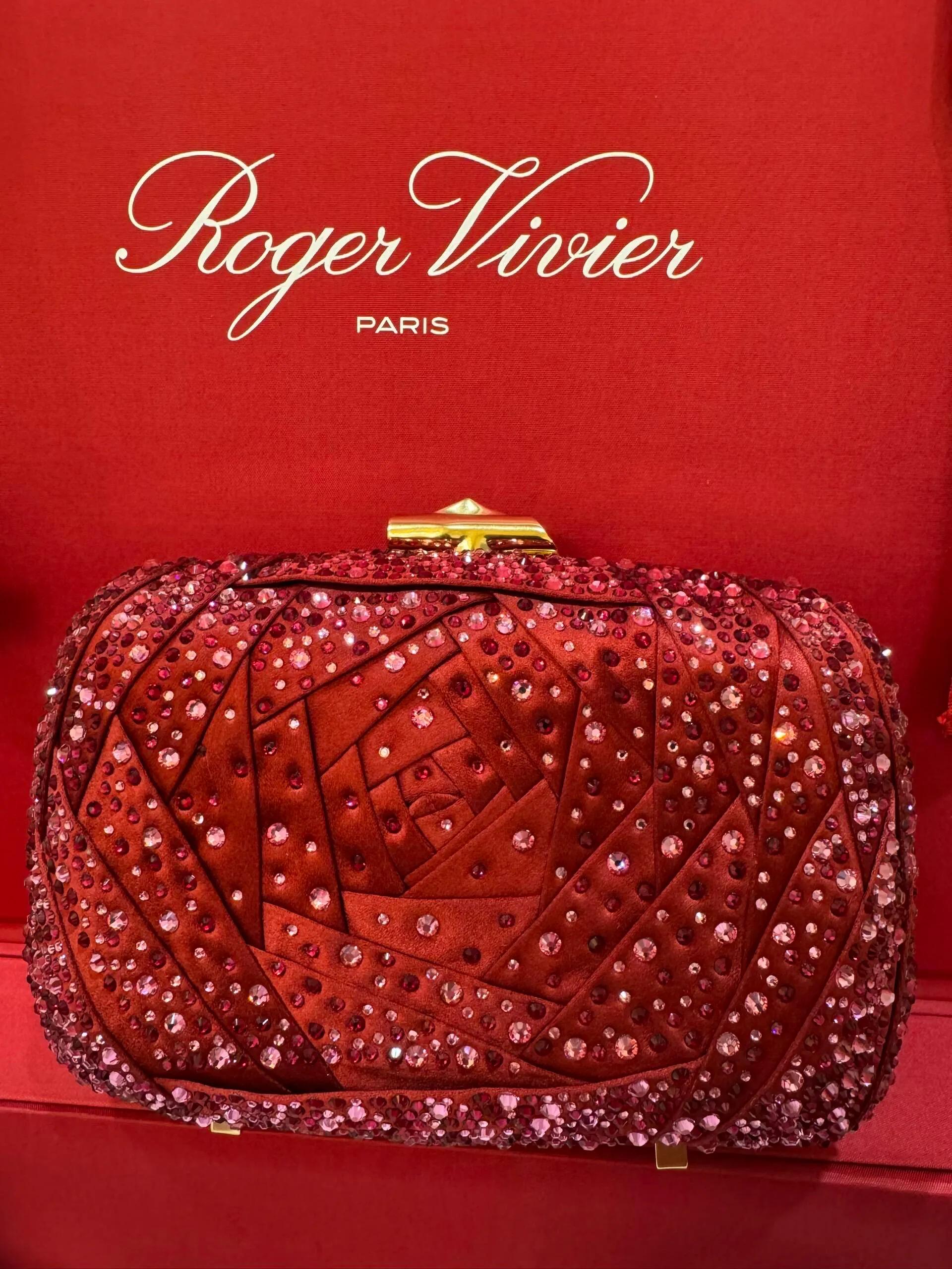 王诗龄戴百万珠宝拍广告大片，腰粗把裙子撑的紧绷绷，李湘很自豪