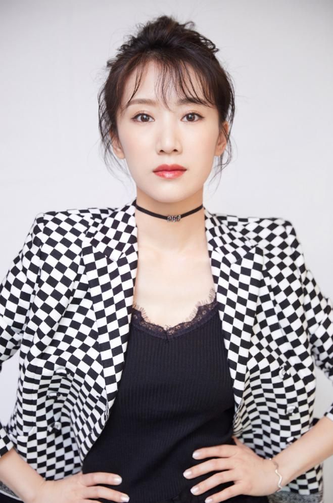 40岁李念带娃出行,小腹微微隆起疑似怀第四胎,丈夫身份不简单