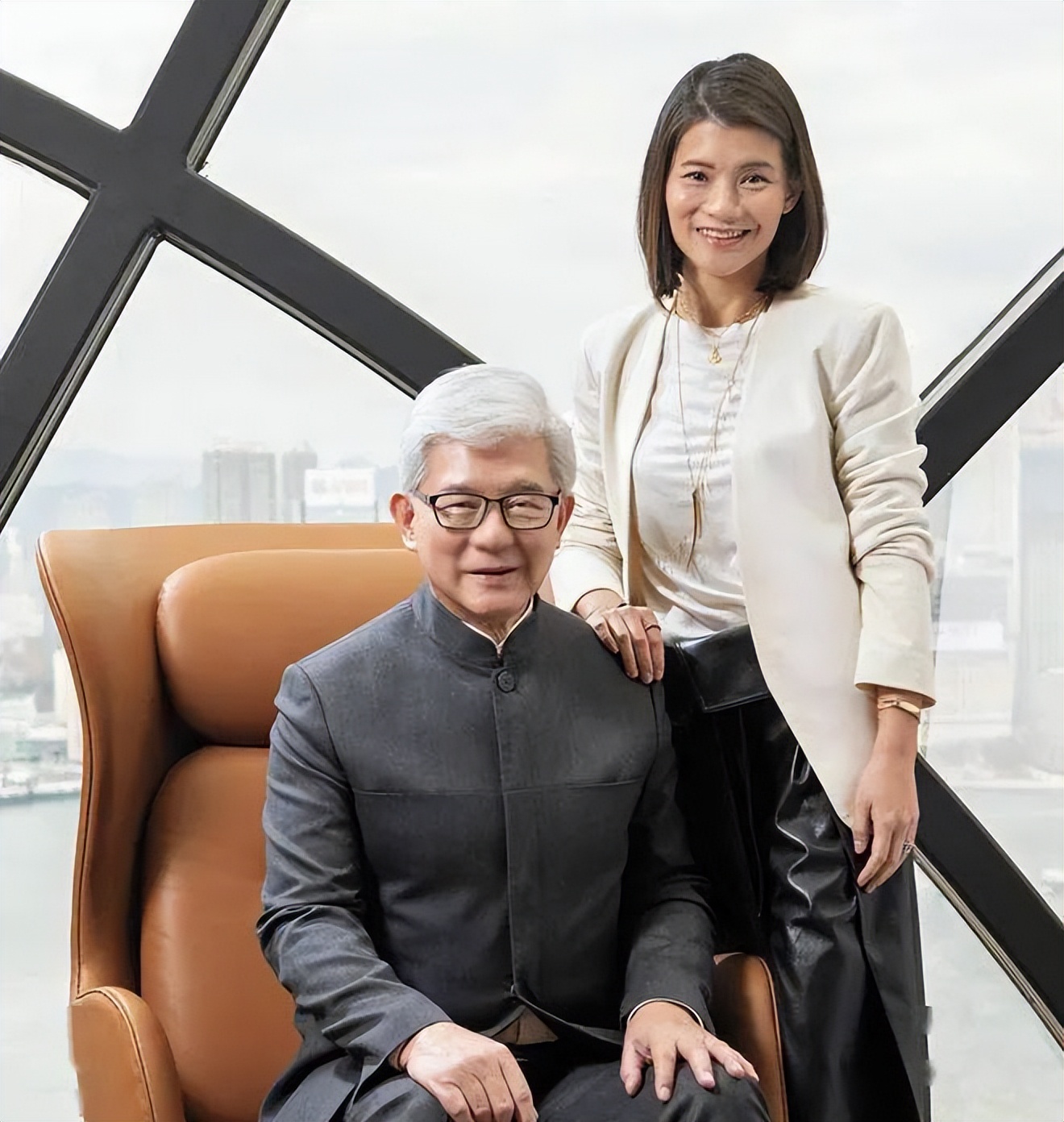 罗康瑞也没想到，他狠心抛弃的前妻，现在儿女为她狠狠出了一口气