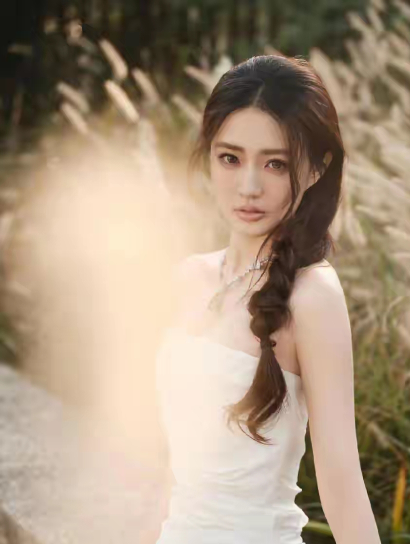 徐璐亮相昆山高级珠宝晚宴,白色抹胸裙配麻花辫,优雅又高级