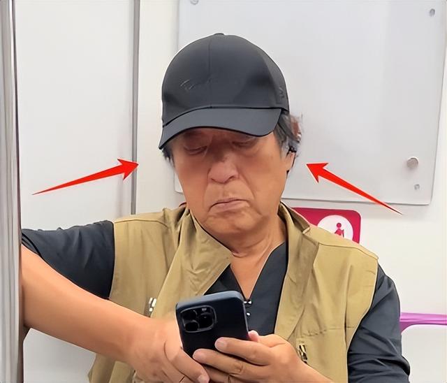 76岁牛群坐地铁被偶遇，断崖式衰老认不出，裤腿上白色油漆好抢镜