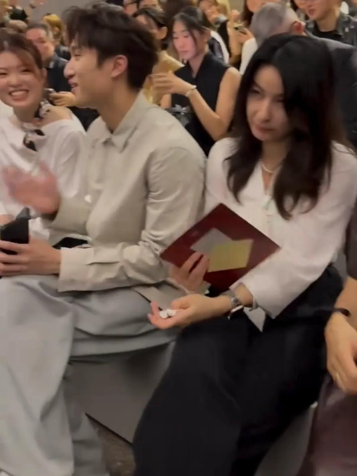 郭晶晶现身爱马仕大秀，一身简约打扮知性优雅，看秀时略显不自在