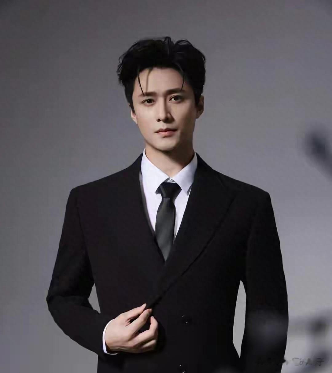 别被戏里的王皓祯骗了!剧外的他简直帅出天际,何健麒都得靠边站