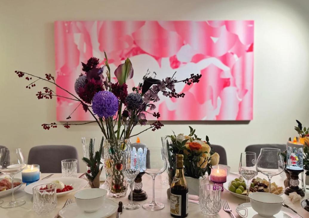 41岁朱珠搬新家！老公厨房做饭她负责摆桌子，4岁小珠宝窗前看雪