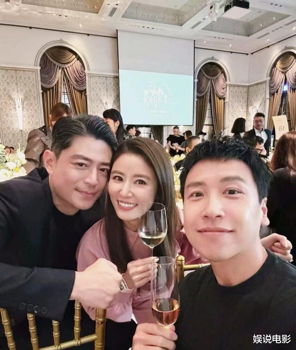 林心如霍建华夫妇参加邱泽婚礼,合照太多,霍建华白发比林心如多