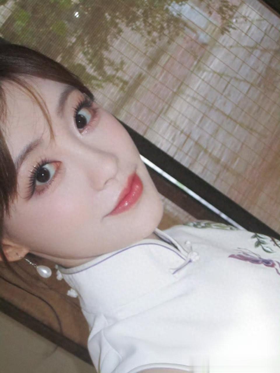 祝绪丹穿白色旗袍,古典雅致美如画中仙!