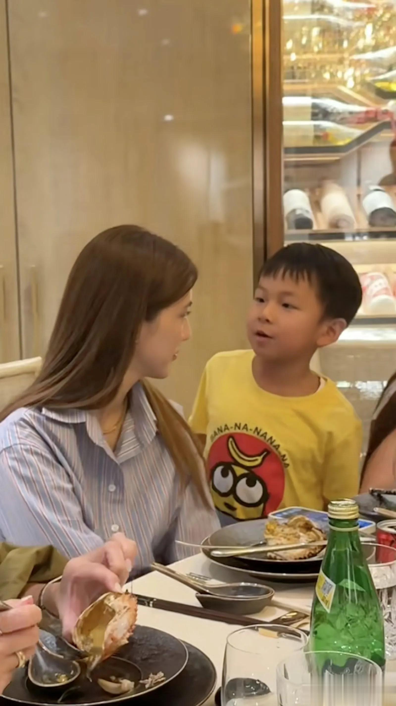 吴千语获豪门认可 婚后温柔贤淑现身施家聚会 90岁爷爷笑得合不拢嘴