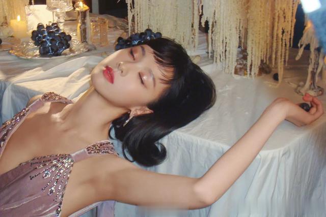 陈都灵微博电影之夜出图，紫色长裙加复古造型，美的像千金大小姐