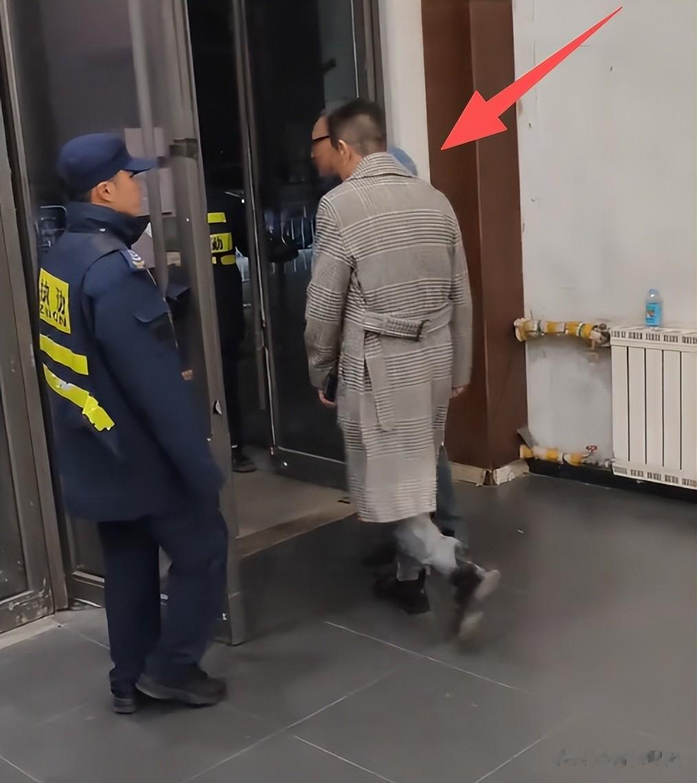 何晴离世4天后，前男友刘威参加活动被吐槽，一身老人味衣品太差