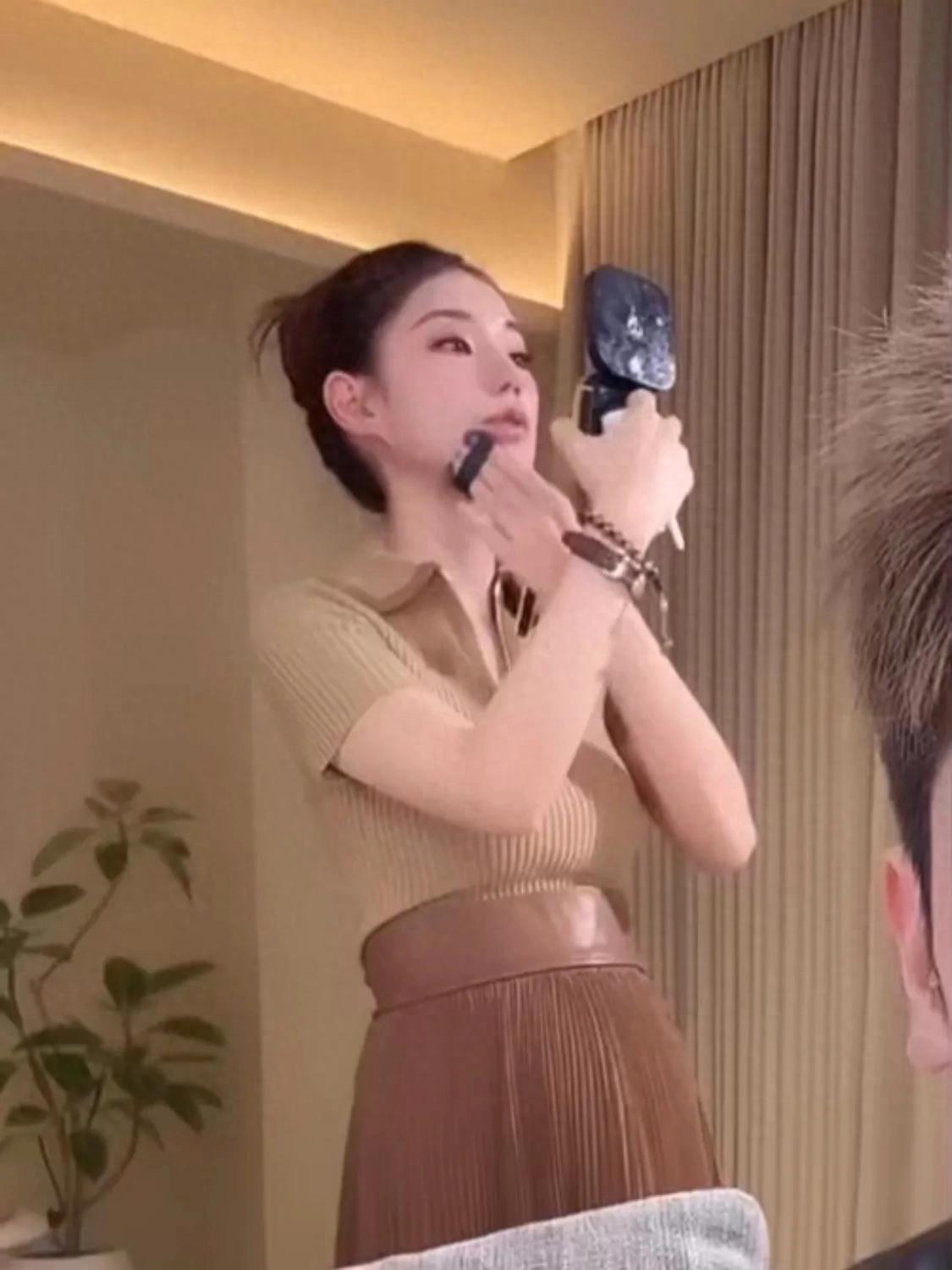 马筱梅吐槽孕肚太大变焦虑,累到直不起腰还得直播,汪小菲很心疼