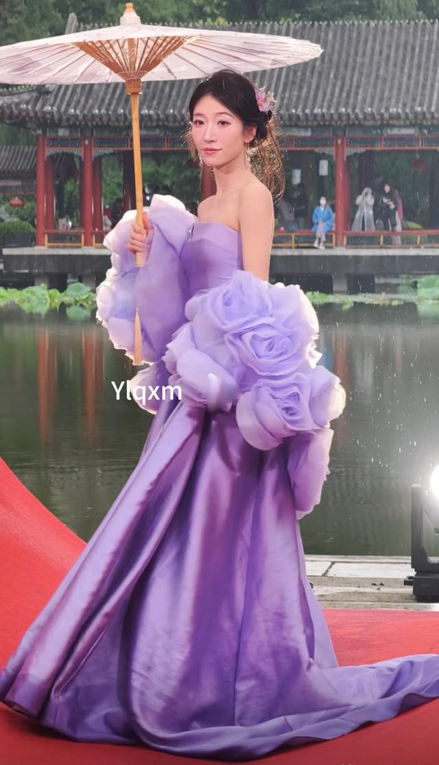 芭莎这夜，被短剧一姐惊艳，单看不起眼，跟女星同框丝毫不输