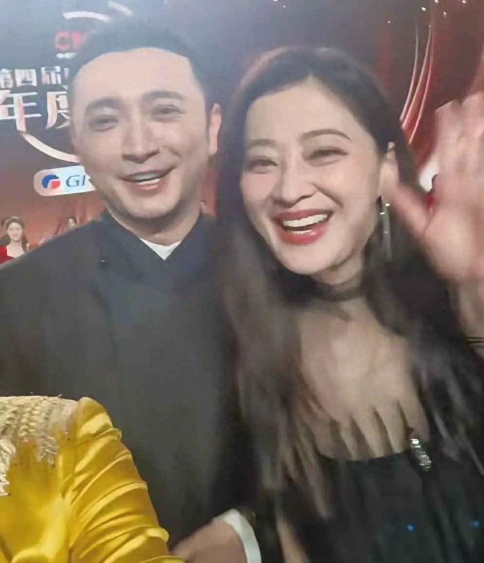 梅婷帮了龙洋一个大忙，同框看清龙洋真实相貌，俩人都一样漂亮