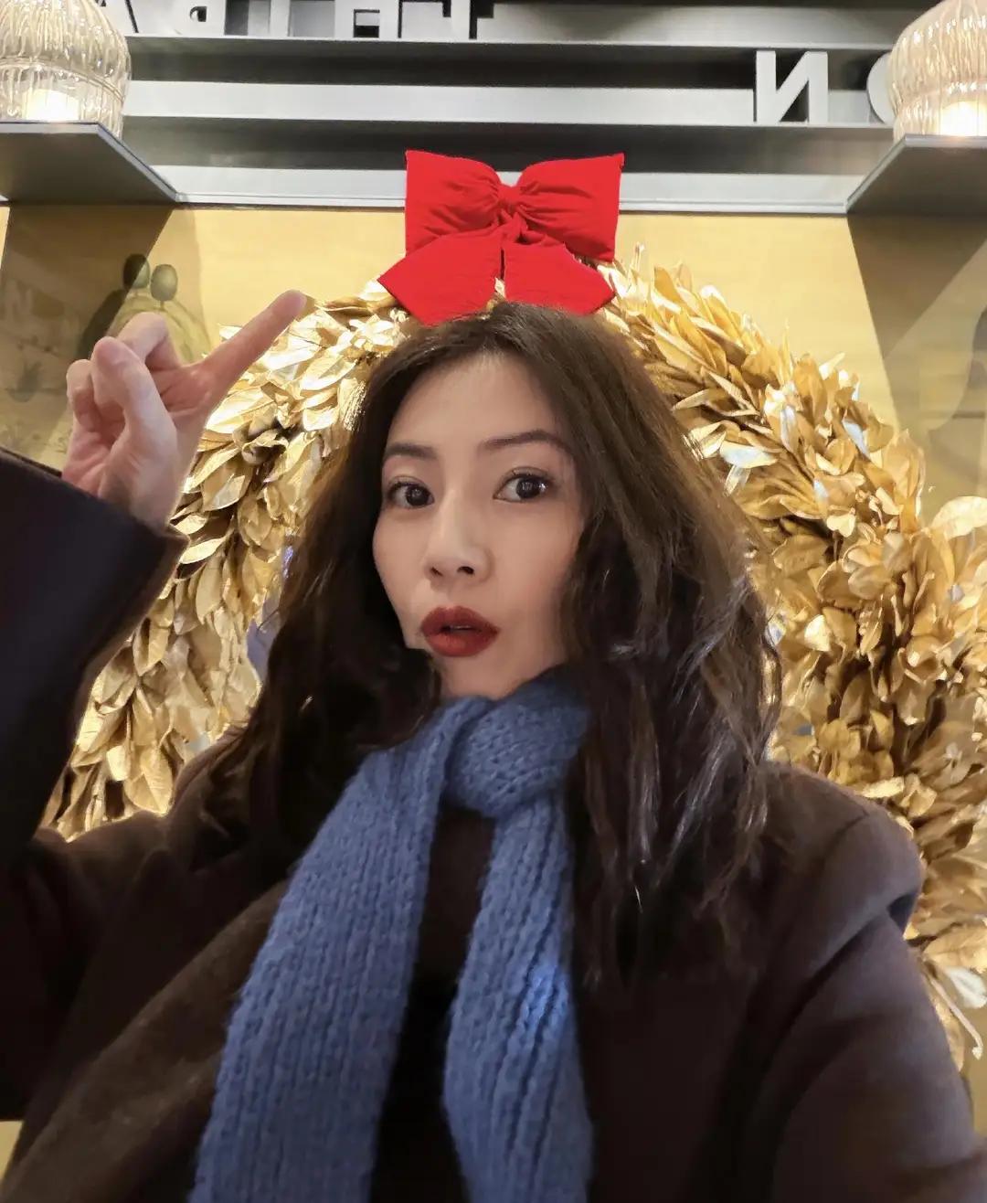 高圆圆冬日逛街随拍，大衣搭针织帽柔顺发型尽显优雅气质与美貌