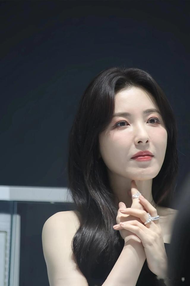 明明很想红,却装的“人淡如菊”,这4位心口不一的女星实在虚伪