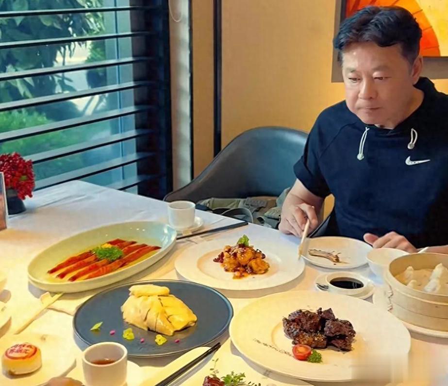 59岁演员孙思瀚三代定居美国，高调炫耀奢华生活，声称弥补遗憾