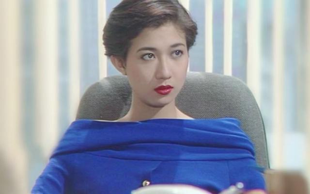 万万没想到成龙女儿竟沦落到“拾荒青年”，住桥洞捡破烂，太凄惨