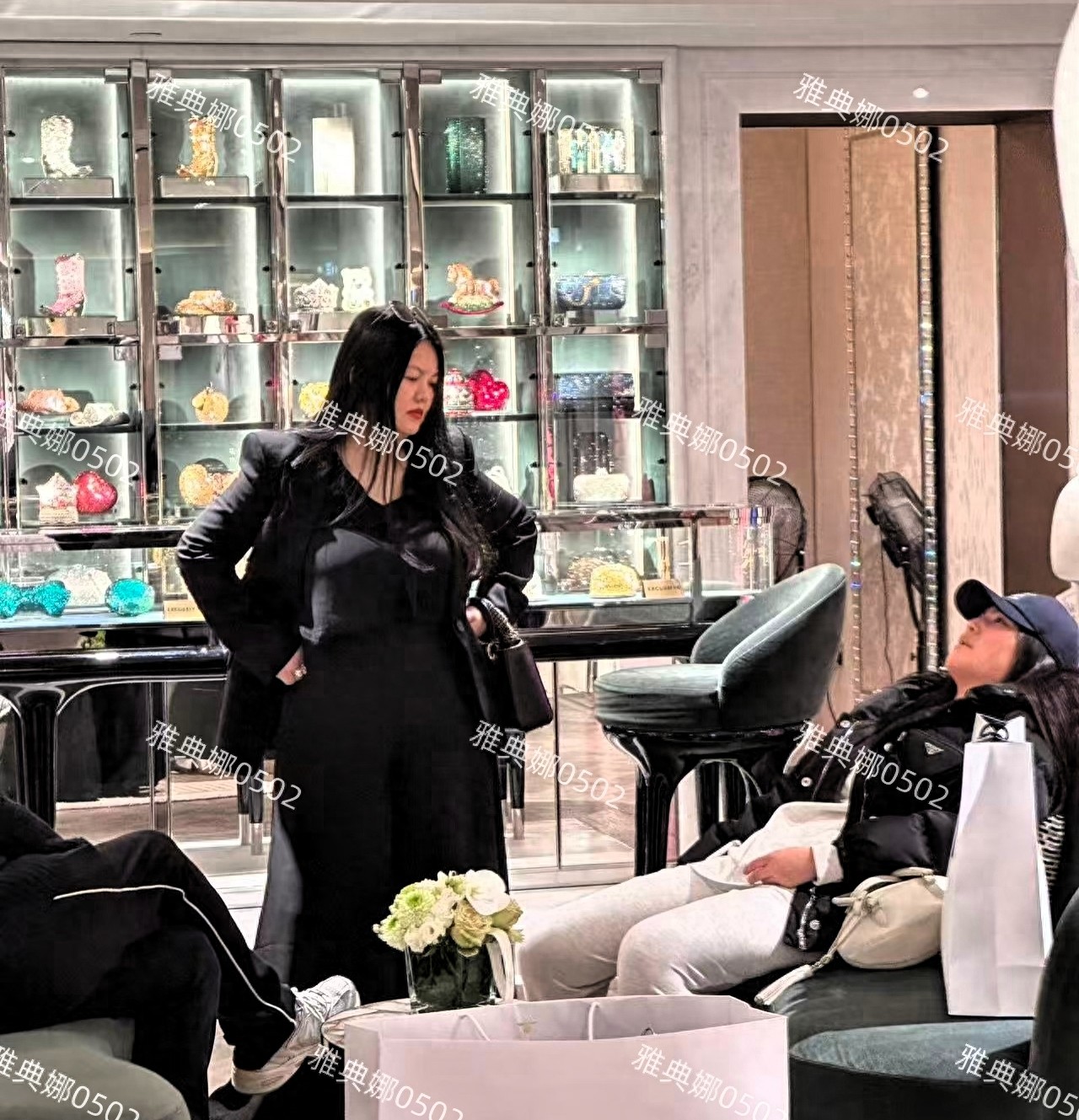 伦敦偶遇李湘一家三口，李湘母女本人都比自己发的照片上丰满很多