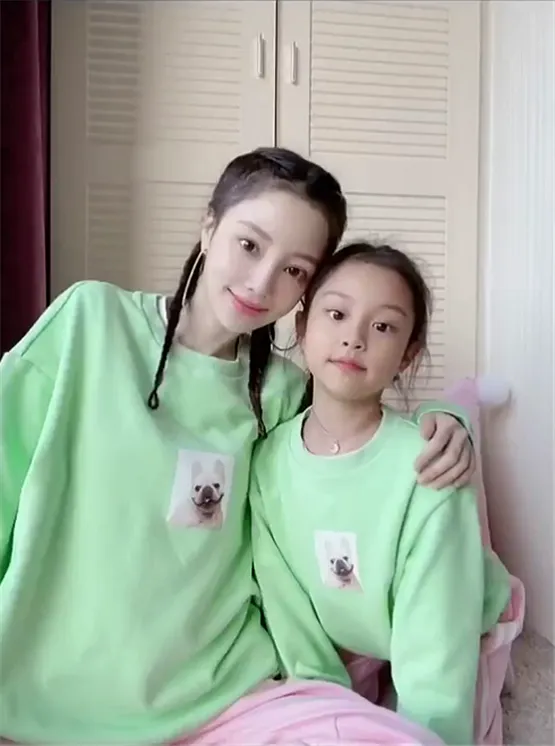 李小璐微博跳出的那行\四年青春喂了狗\像根针扎进热搜榜