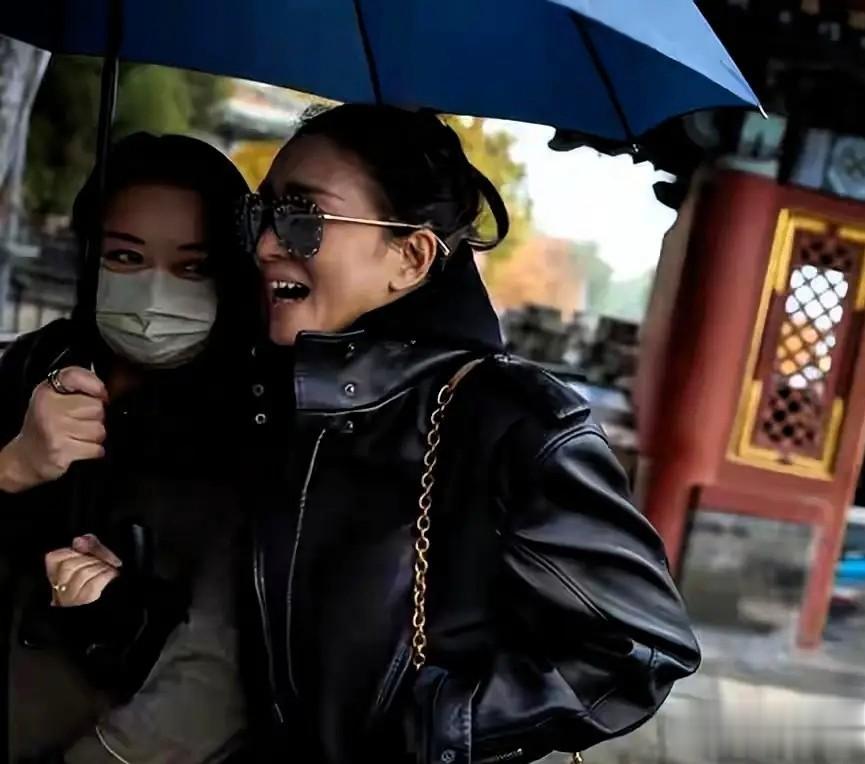 59岁巩俐在北京公园,喝着老酸奶吃着糖葫芦,一点没架子很接地气