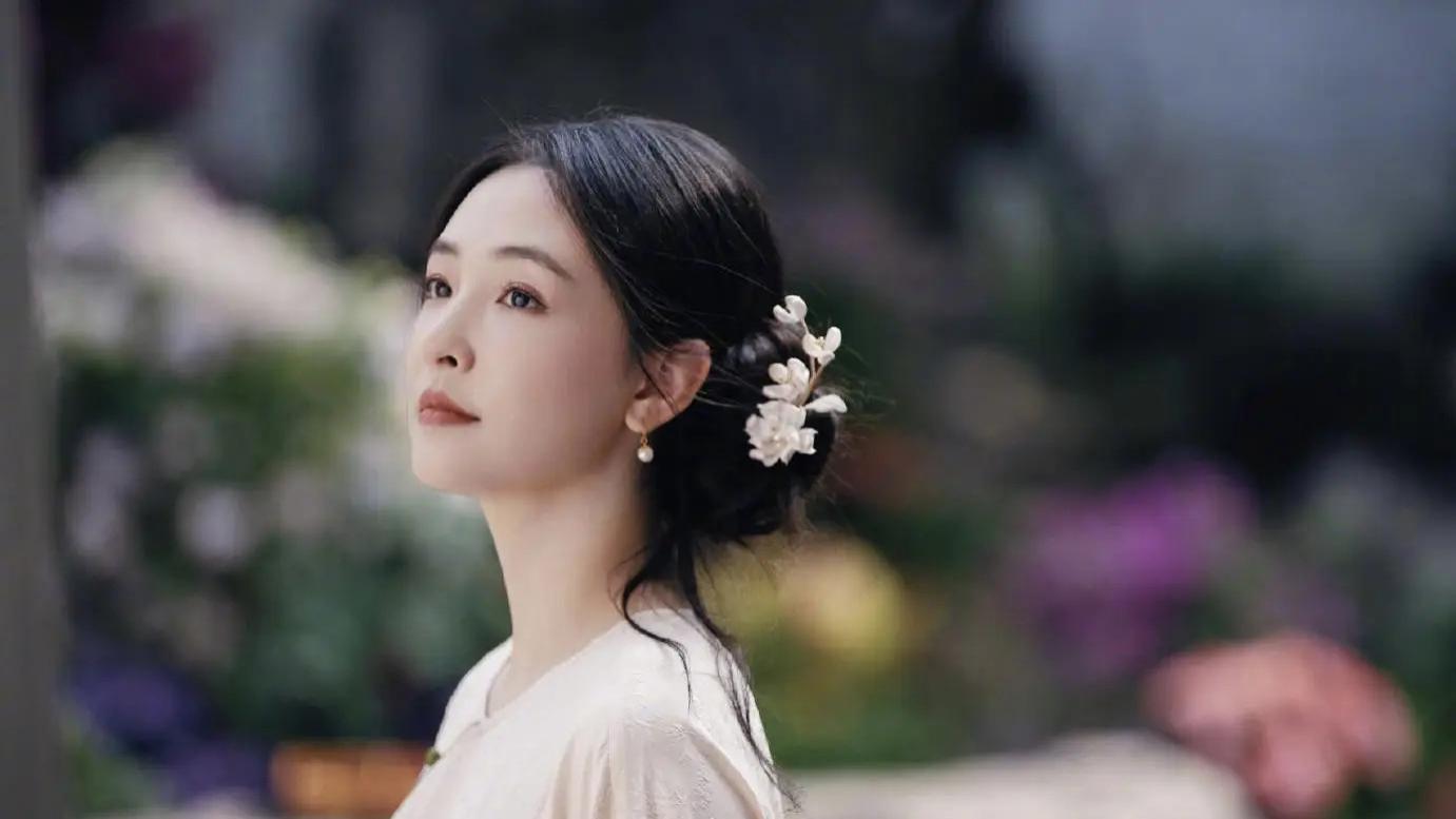 吴倩庭院奔跑照火了，斜襟衫盘发美出新高度！