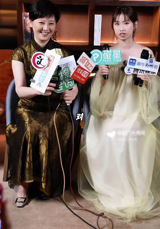 徐帆带18岁养女亮相,被徐朵笑起来的样子吓到, 别硬往娱乐圈挤了