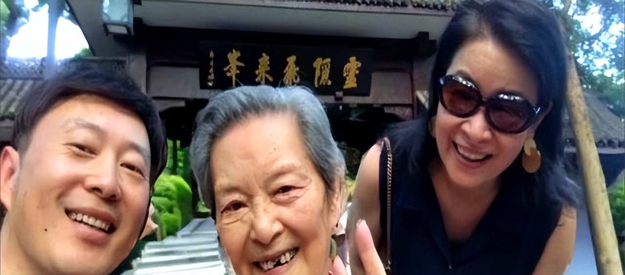 为拍红楼梦3年不回家，儿子诉苦信帮她成就经典，女儿也成老戏骨