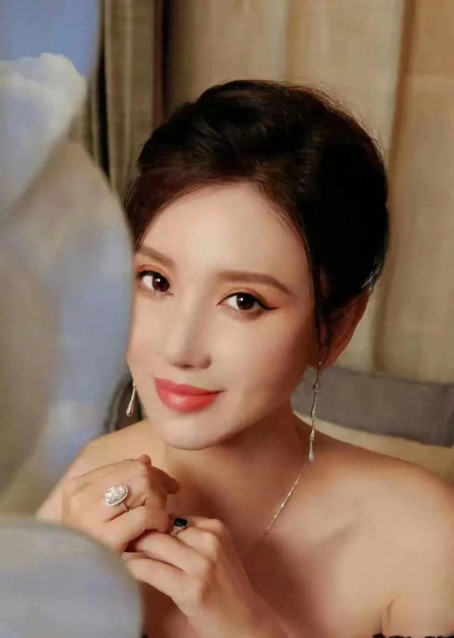 43岁张萌一身公主风礼服出场秒杀20多岁女明星们,制霸全场!