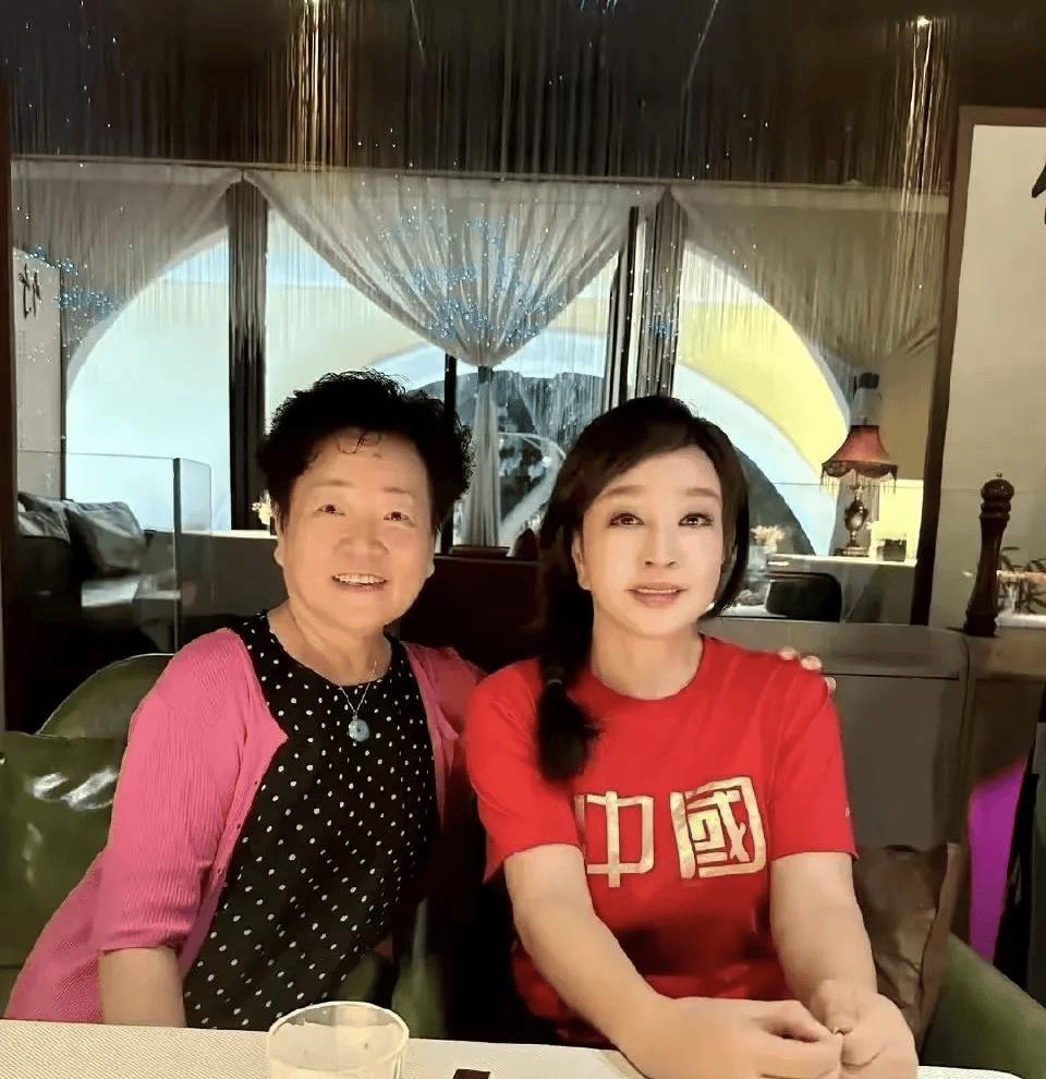 刘晓庆和老同学聚会，穿红短袖扎麻花辫和同学同框像隔辈人！