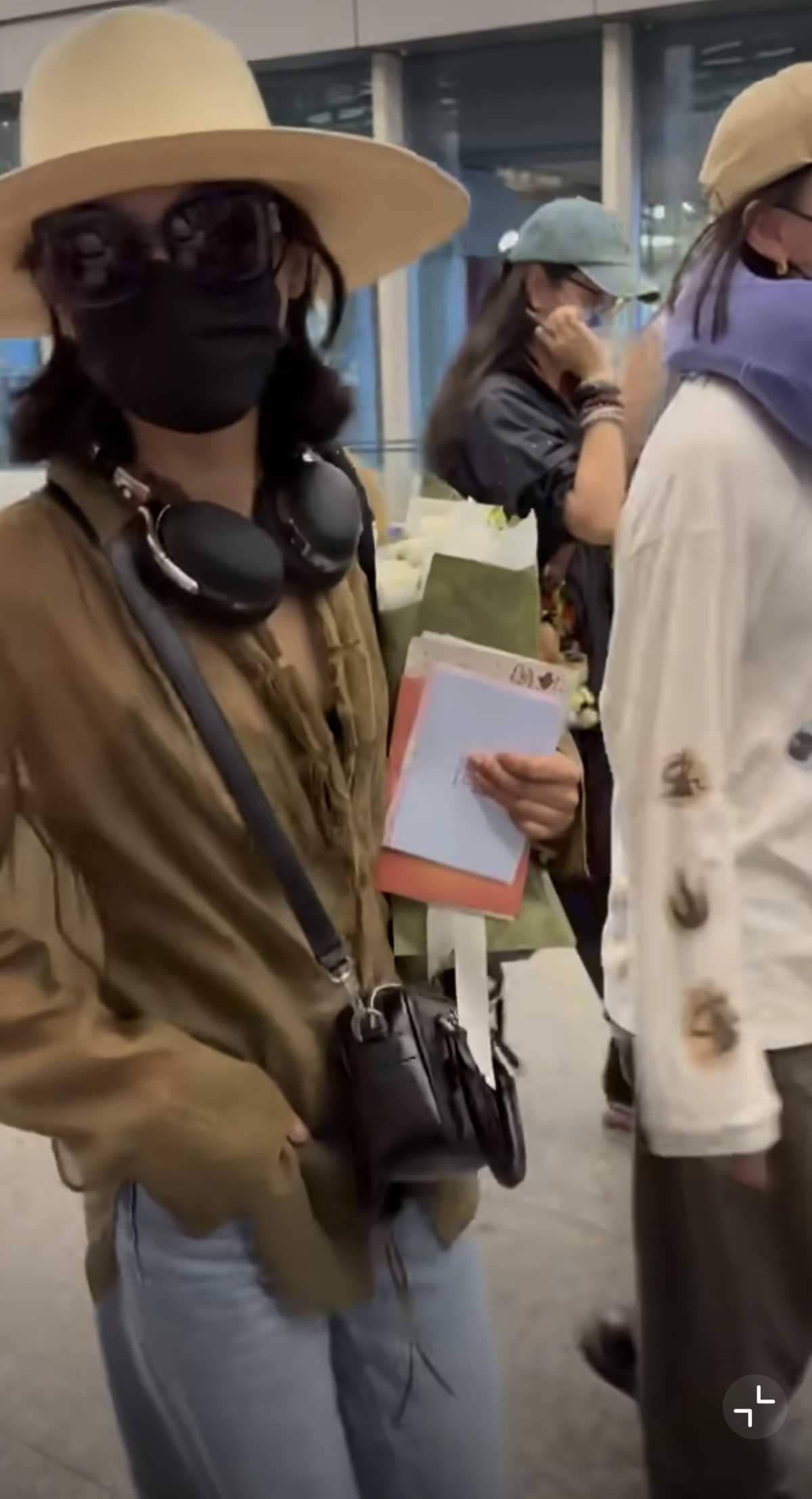 辛芷蕾获奖回国现身机场，身上挂一堆东西，该说不说这身穿搭好酷