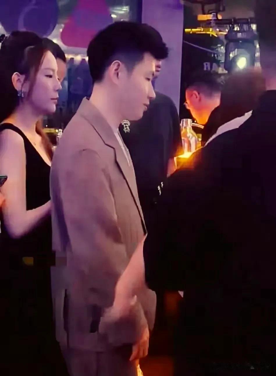 赵心童带女友一同出席活动，女友身材曲线真不错，漂亮又识大体