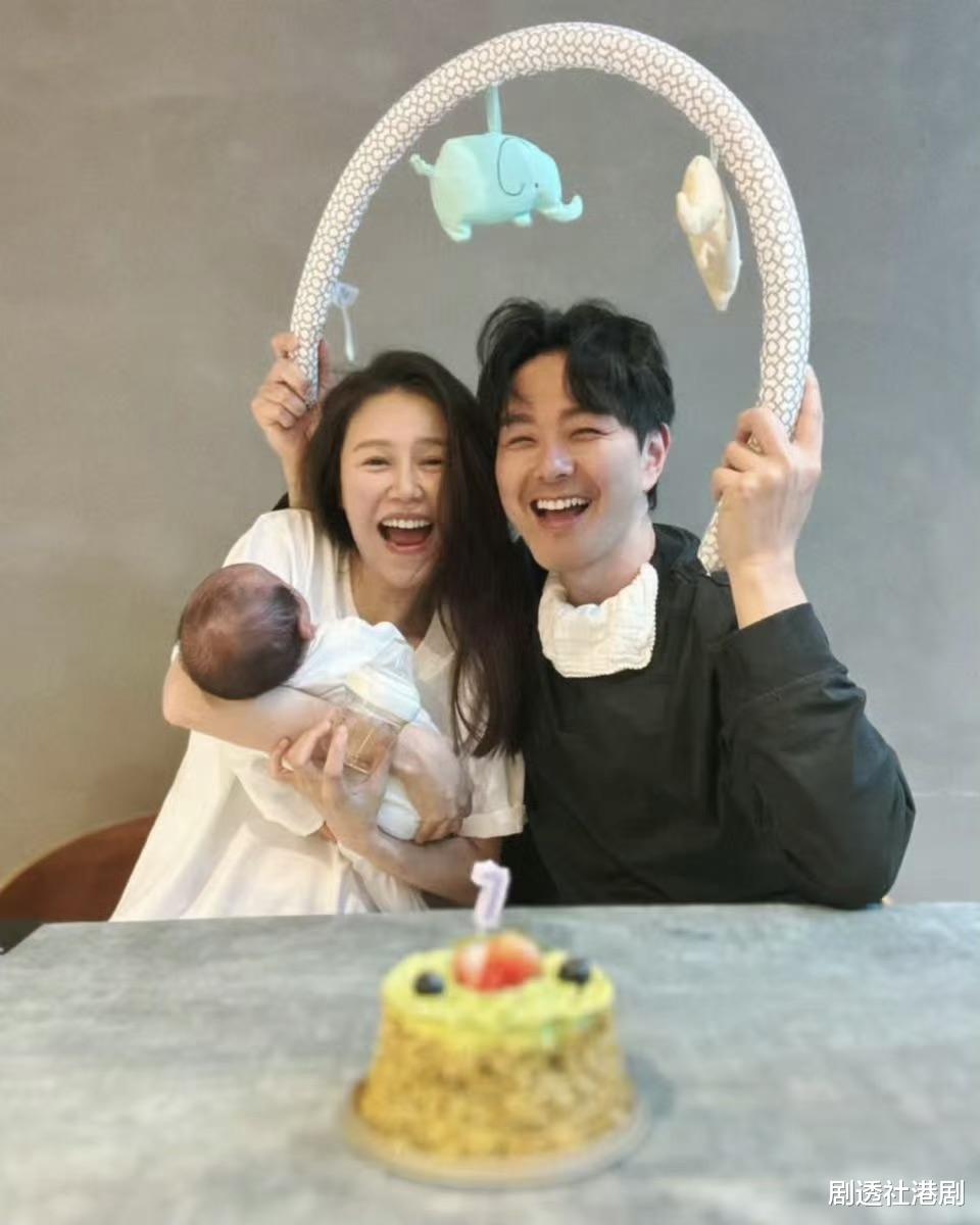 TVB恩爱夫妻为儿子庆祝满月!小家伙头发浓密,妈妈素颜难掩星味