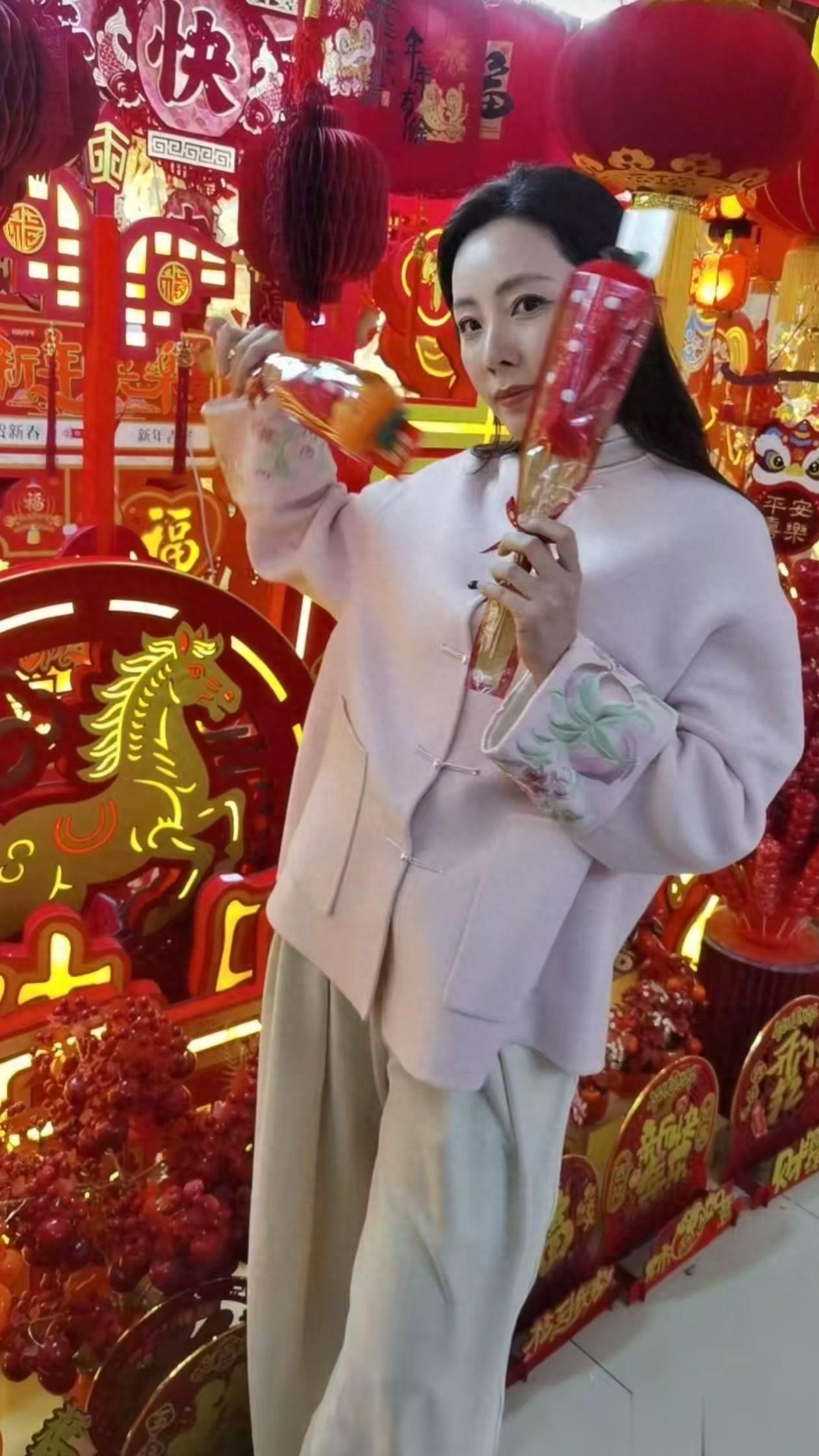 39岁李思思买年货：新中式上衣+阔腿裤，减龄又高级，嫩得像29岁