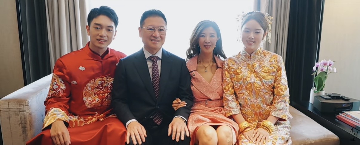 李嘉欣姐姐在上海参加继子婚礼，被敬茶笑不拢嘴，15岁儿子罕露脸