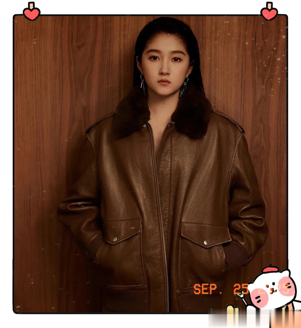 关晓彤米兰造型翻车，发型显老气，外套毛领辣眼，引发网友吐槽！