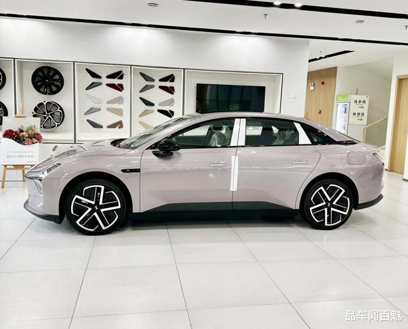 小鹏MONA M03 Max版到店，新增配色更显时尚，搭“满血版”AI智驾