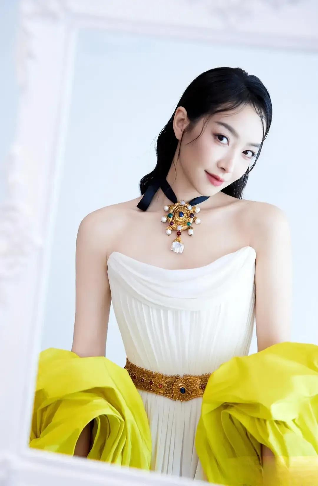 宋茜 W 光影盛典造型,白裙配明黄披肩,美出新高度