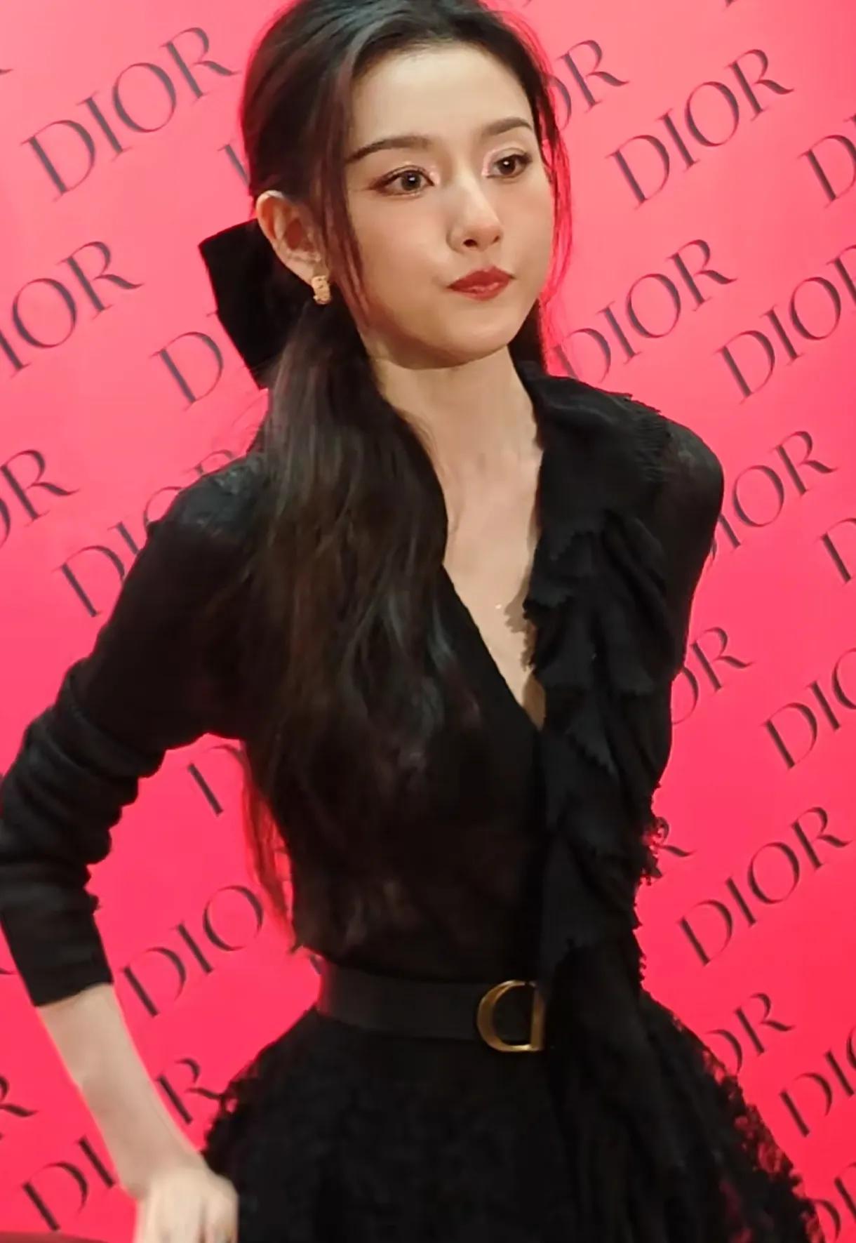 宋祖儿南京出席活动，瘦成排骨胸双腿又细又长，复出后人气依然高