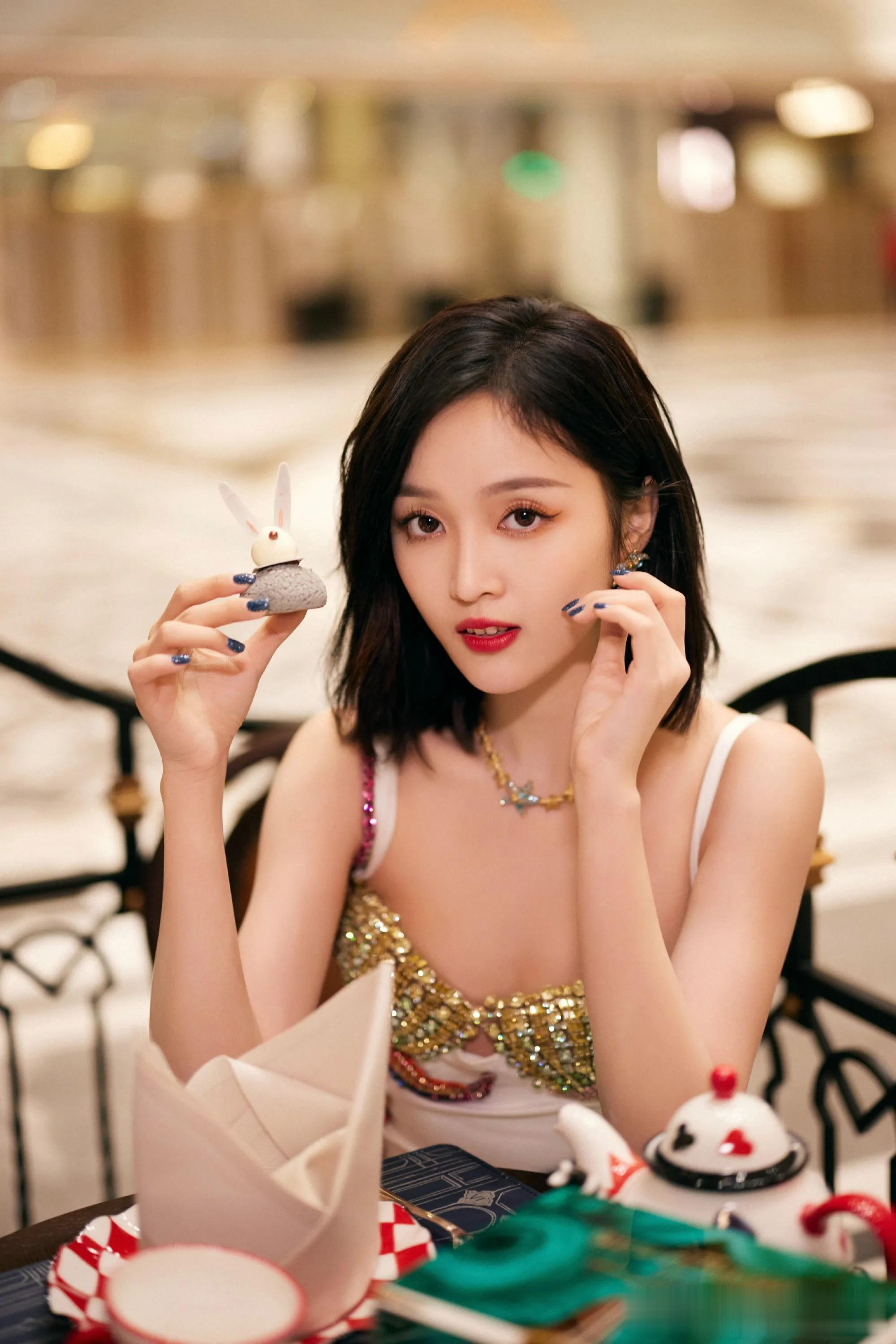 吴宣仪海星裙闪耀奢华场景，明艳灵动似画中仙