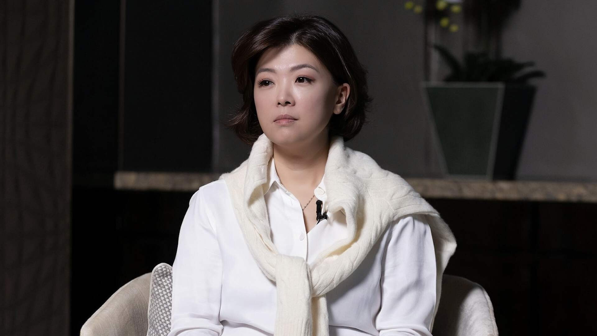 香港知名女星正在打离婚官司，遭家暴强忍20年，公开儿子患自闭症