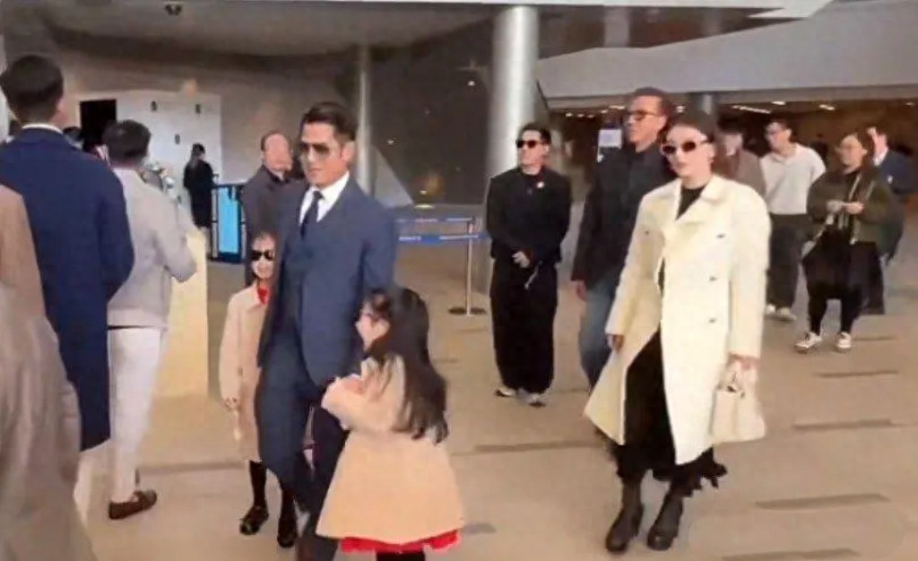 天王抵港!方媛携两千金接机,姐妹俩颜值基因惊艳众人