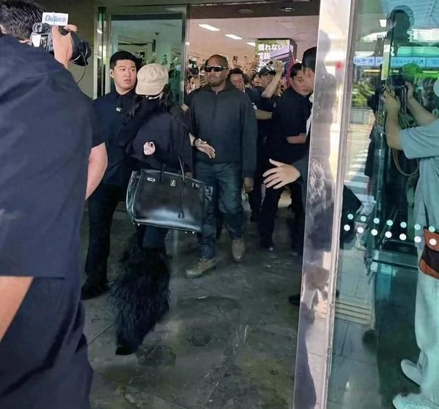 侃爷机场遇蒙面女：黑衣皮裤配劳力士，携30万铂金包，关系引谜？