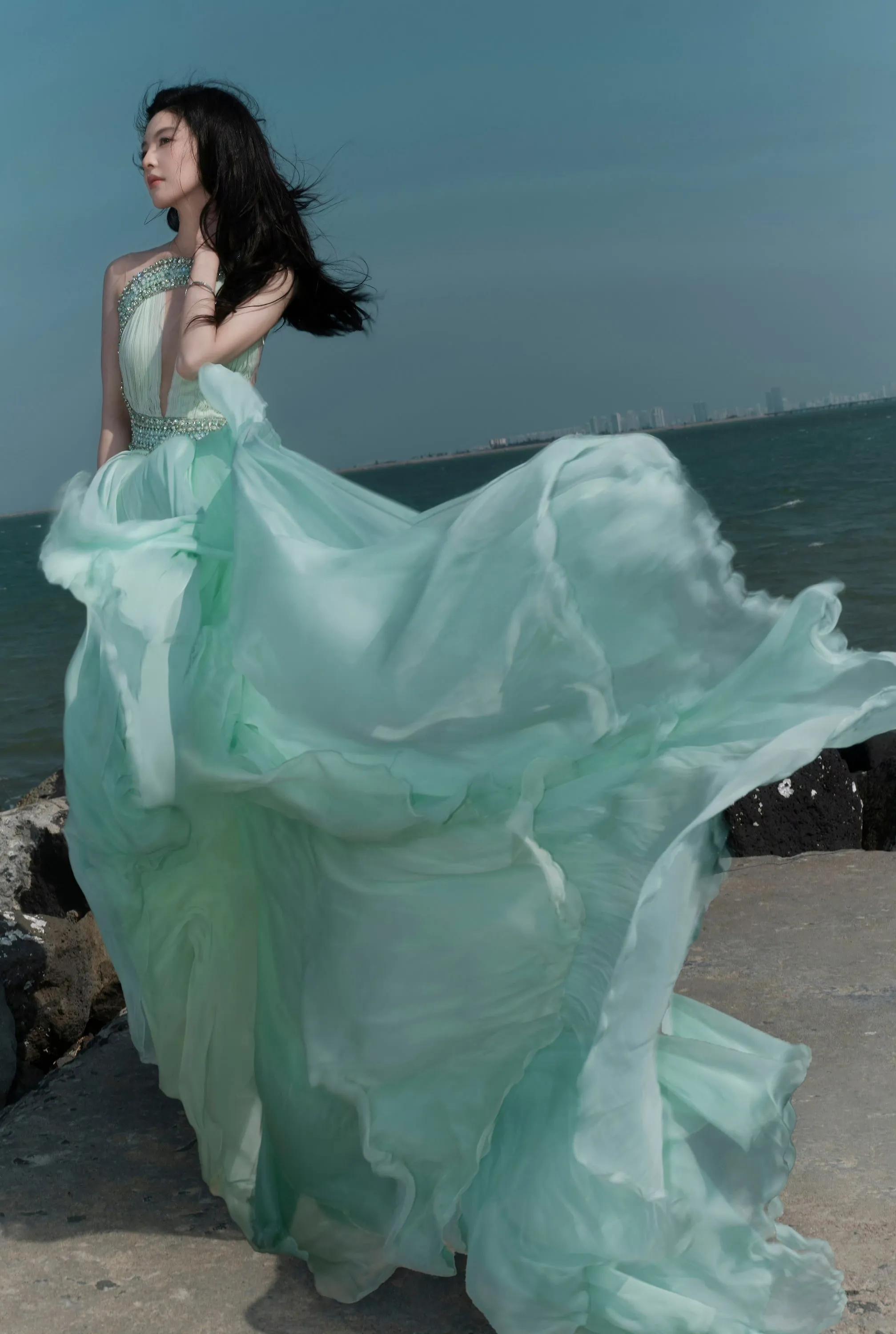 章若楠绿色薄纱裙写真美图
