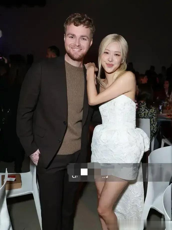 朴彩英rose欧美圈儿穿搭找到“舒适区”！圣诞节穿搭，不输Lisa！