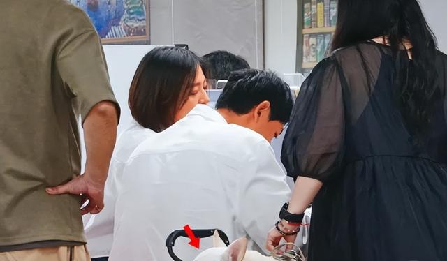 刘品言挺5个月孕肚登记结婚！素颜与老公拍领证照，脸胖到认不出