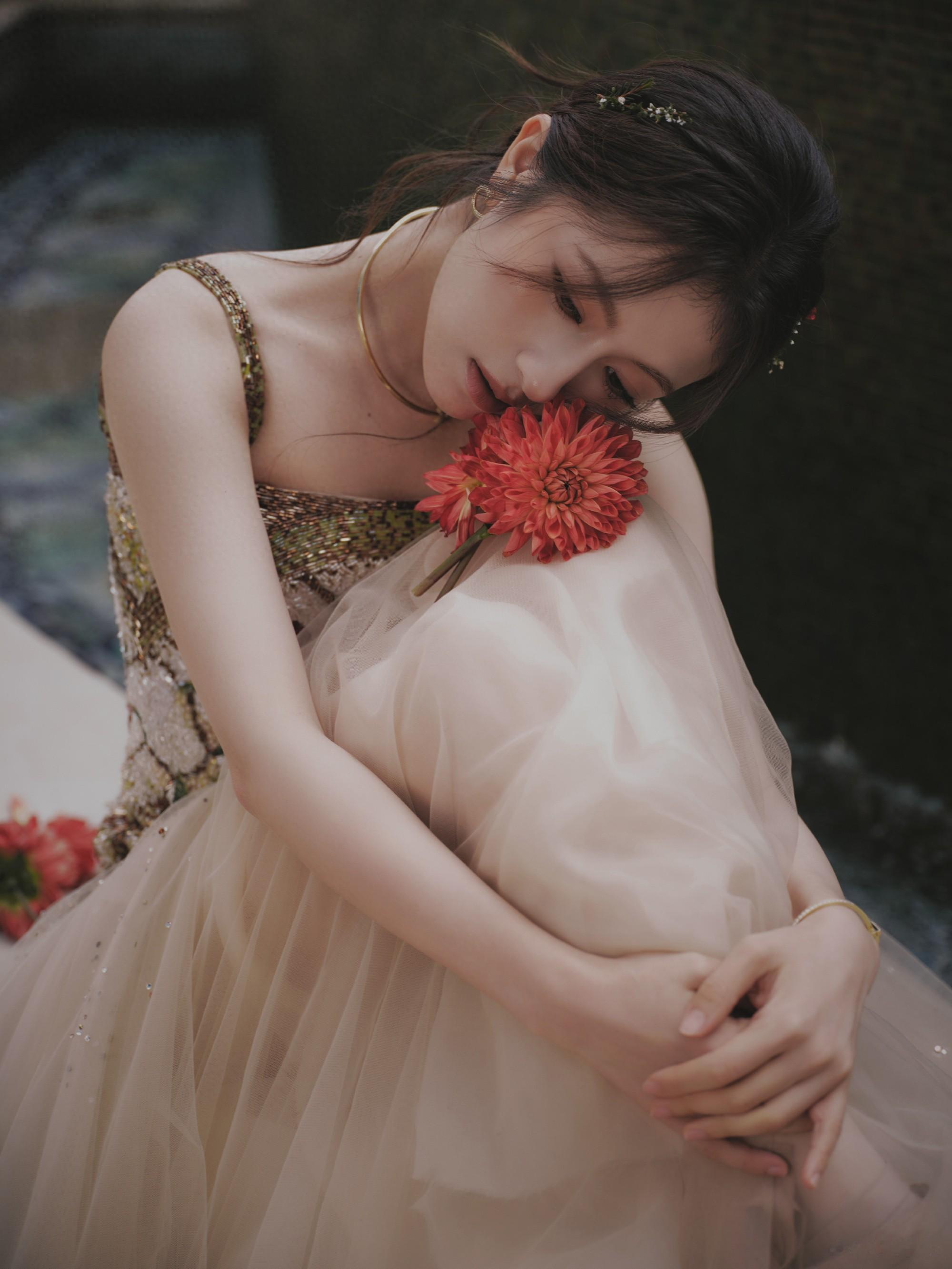 李兰迪闪亮鲜花抹胸礼裙