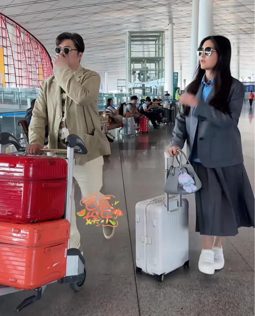 王岳伦送女儿开学!15岁王诗龄走老钱风却很显老,衣品还不如爸爸