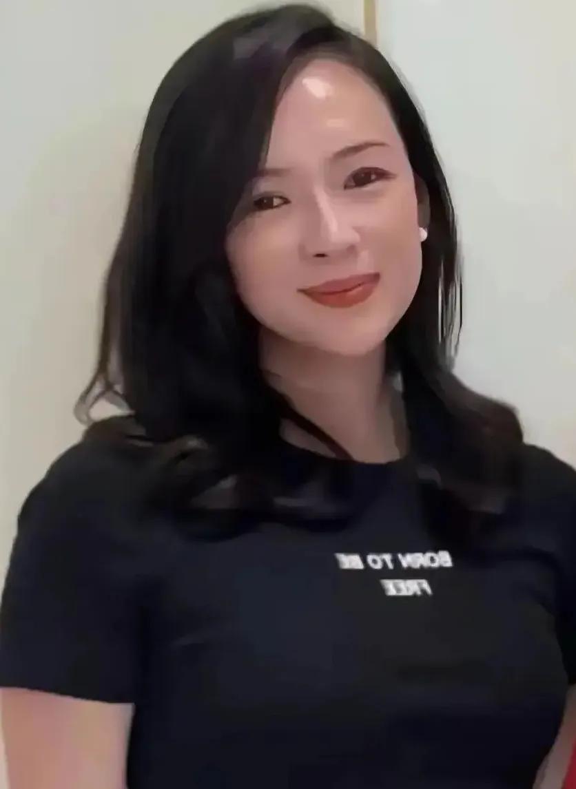 章子怡去赵本山三亚家中拜年，状态十分靓丽，看着状态超级无敌