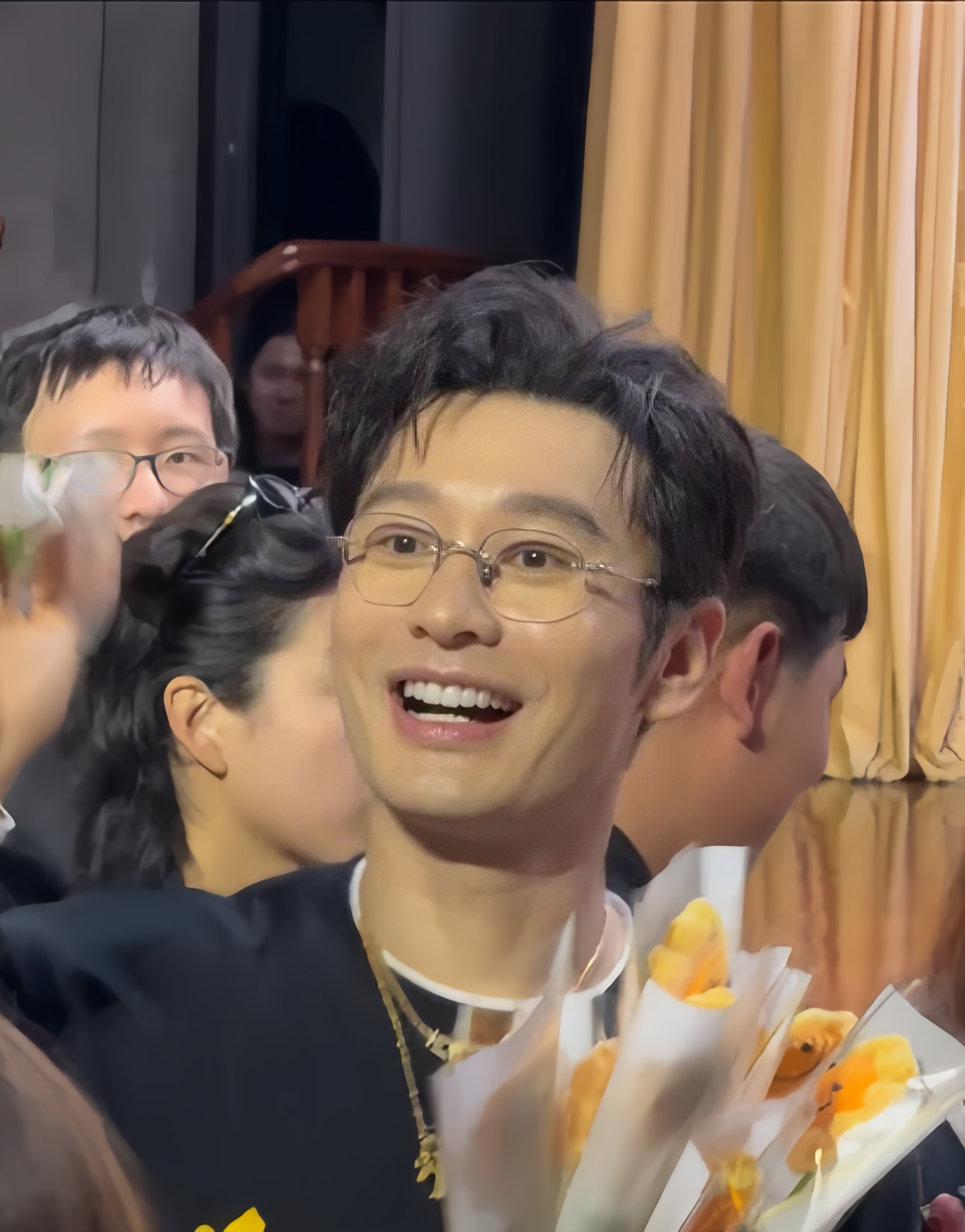 黄晓明近况曝光,生图皮肤紧致皮包骨,和大三岁祖峰同框像两代人