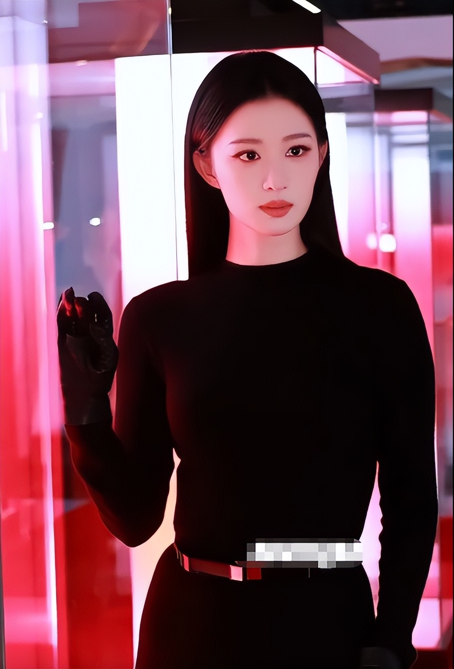 上海TF活动,彭小苒“蛇女”辣眼,包上恩土气,王楚然一身黑惊艳