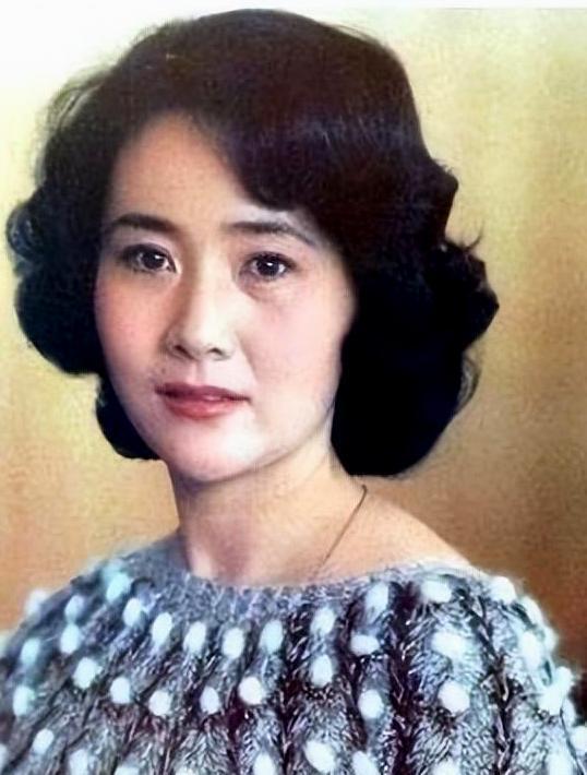 她主持过央视春晚,两婚两离,坎坷的人生和婚姻堪比电视剧